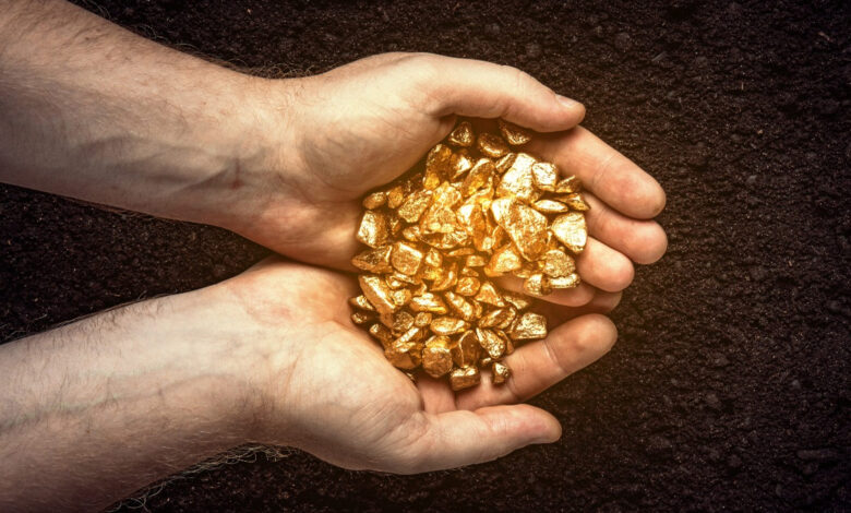 العمل بجمع الذهب البري من الجداول في تركيا بهذه الطريقة.. (صور وفيديو)