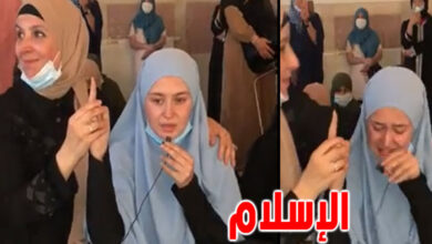 موقف مؤثر لـ شابة فرنسية اعتنقت الإسلام وأجهشت بالبكاء أثناء نطقها للشهادتين(فيديو)