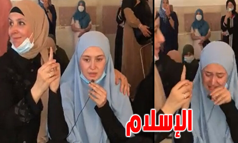 موقف مؤثر لـ شابة فرنسية اعتنقت الإسلام وأجهشت بالبكاء أثناء نطقها للشهادتين(فيديو)