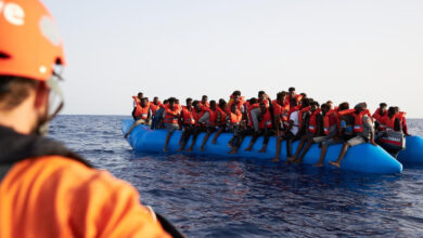 أفعال غير إنسانية لخفر السواحل اليوناني بـ اللاجئين وسط البحر (فيديو)