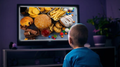 اختراع ياباني فريد من نوعه يُتيح "تذوق الطعام" المعروض عبر شاشة تلفاز