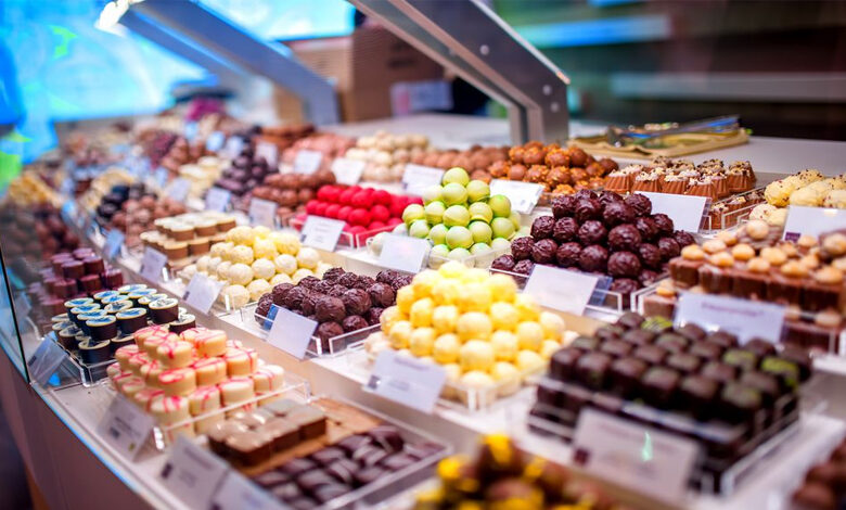 متجر حلويات في تركيا يفاجئ زبائنه بمناسبة رأس السنة ويجذب ازدحام كبير على منتجاته.. هذا مافعله؟