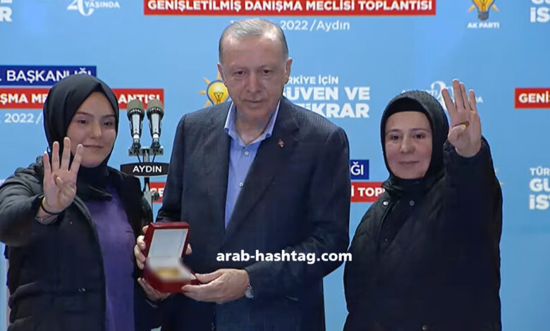 الرئيس-التركي-أردوغان-يهدي-فتاة