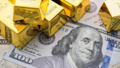 الدولار يقفز إلى أعلى مستوياته منذ يناير 2003 والذهب يهوي لمستويات متدنية