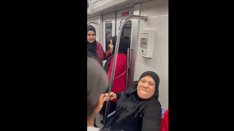سيدة عربية تعتدي بالضرب على فتيات في المترو اعتراضا على ملابسهن (فيديو)